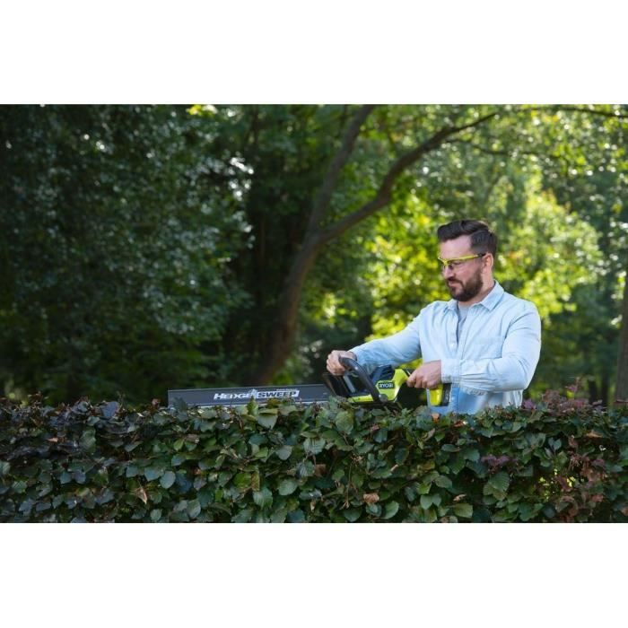 RYOBI ONE+ 18V LINEA cordless hedge trimmer - In-line design - 55 cm blades - 24 mm wheelbase - 1 18V 4.0 Ah battery and 1 battery charger