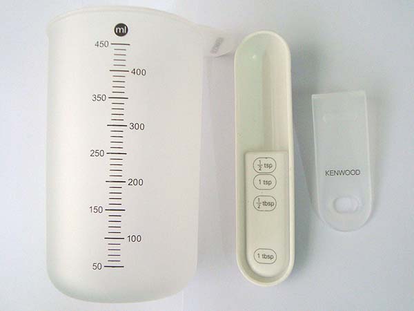 MEASURING CUP WITH DISPENSER