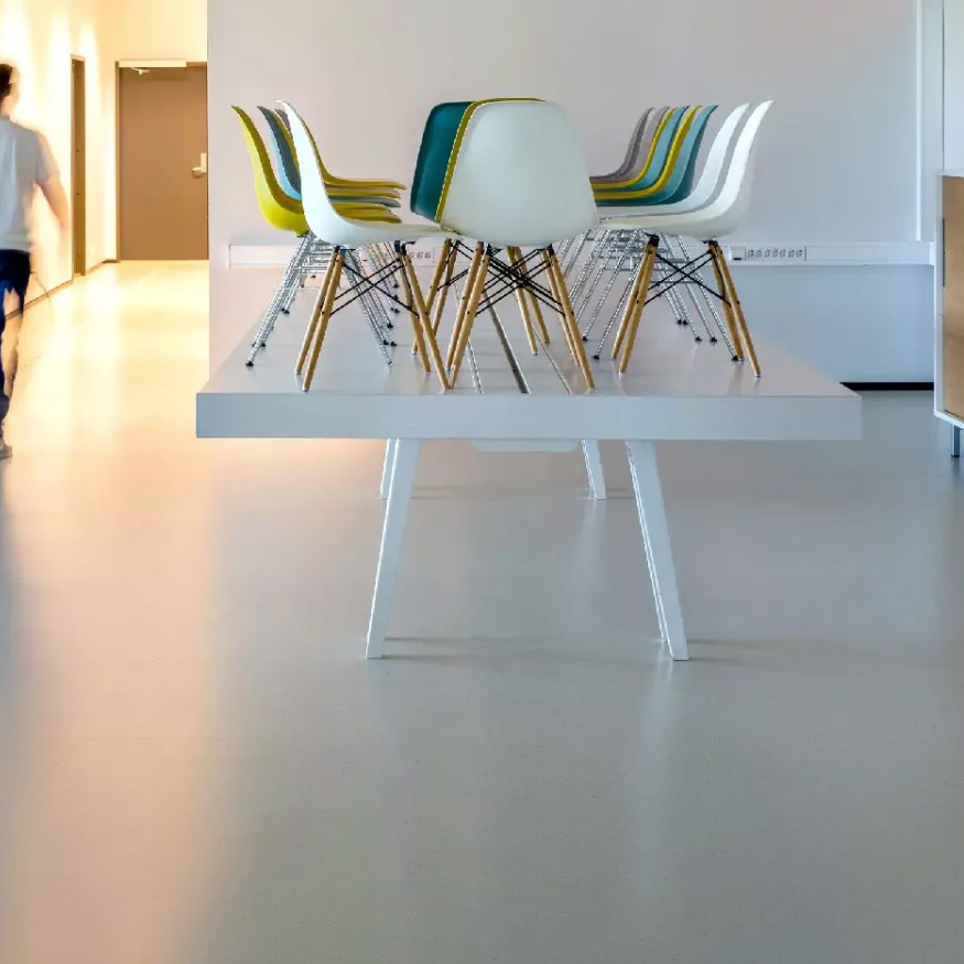 Dusting system for sports flooring